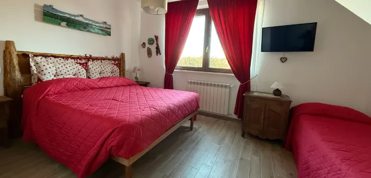 c2_1_t Camera da letto con lenzuola rosse
