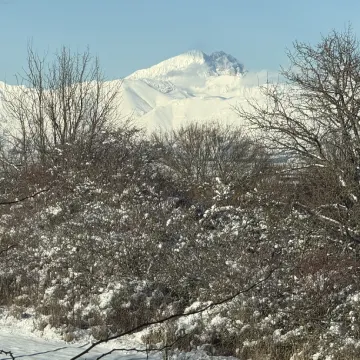 Paesaggio innevato con montagne.